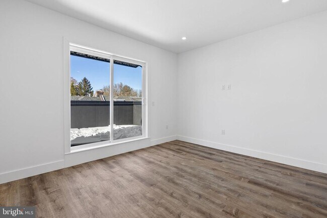 Building Photo - 458 W Earlham Ter