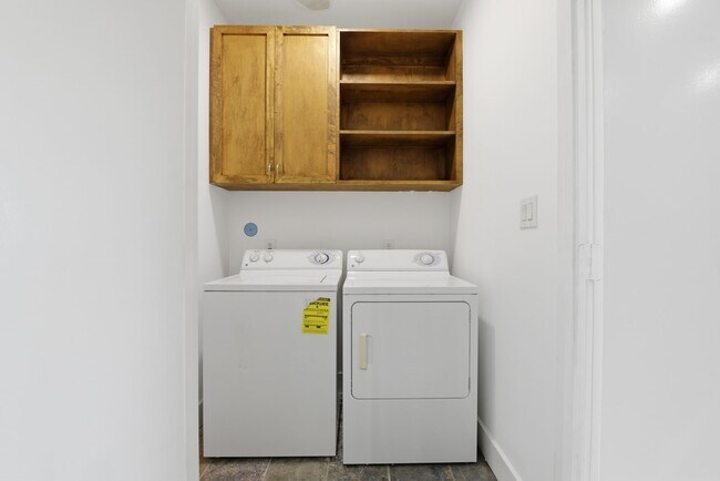 Building Photo - 2028 Tuam St