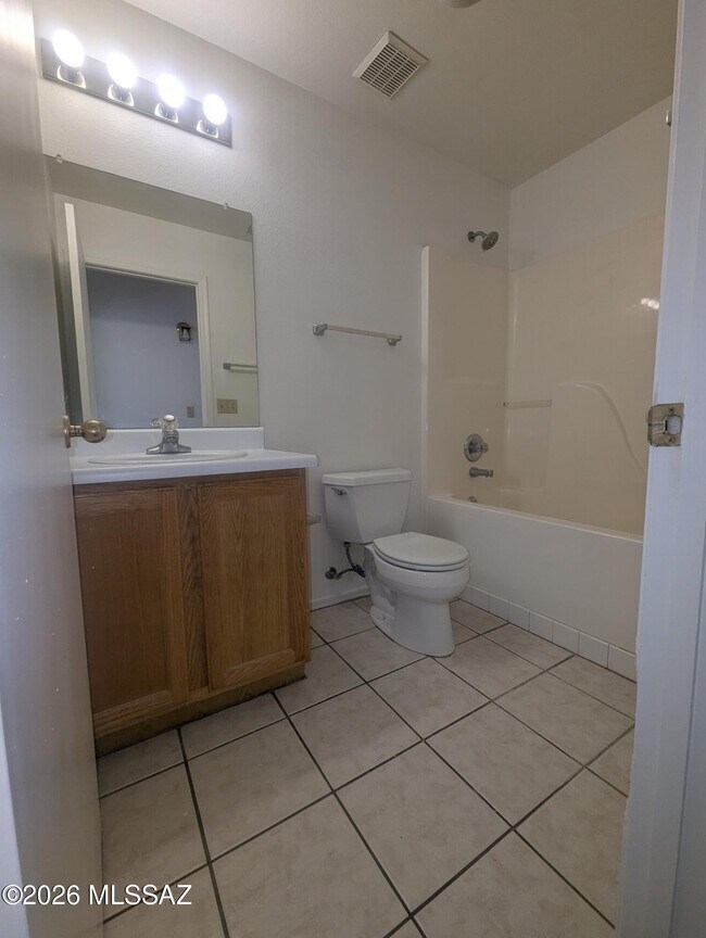 Building Photo - 7835 S Lennox Ln