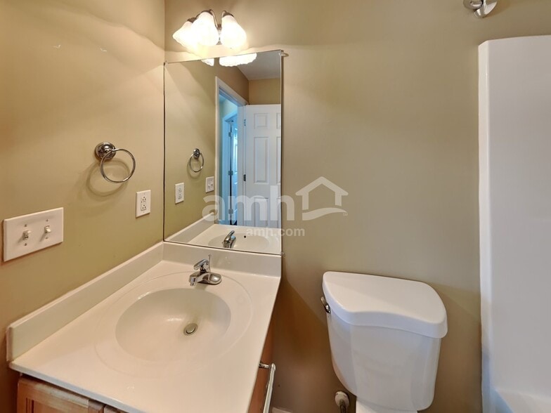 Building Photo - 1262 Lasalle Dr