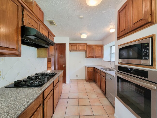 Building Photo - 2030 Creek Valley Ln