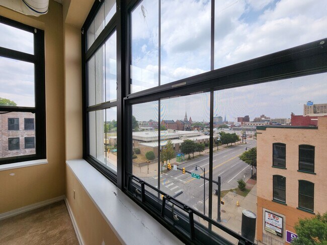 Building Photo - Downtown Luxury Condo in a Newly Renovated...