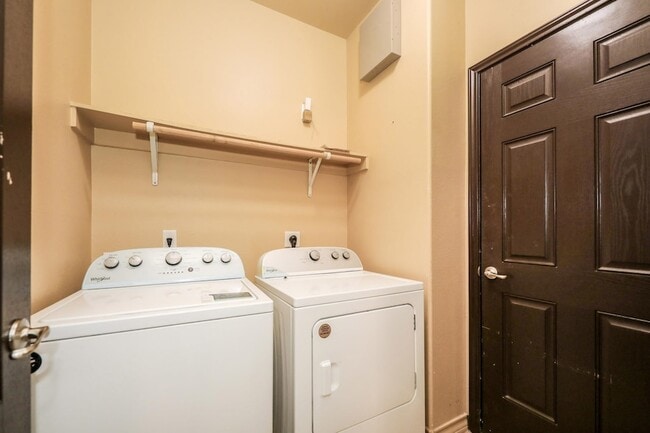 Building Photo - 9813 Sandhill Dr