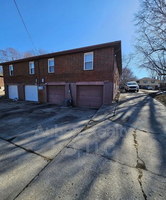 Building Photo - 1031 SW Kingscross Rd