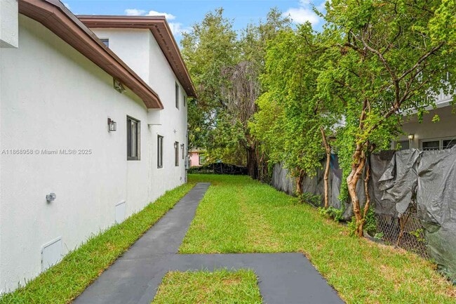 Building Photo - 3/2 in Miami