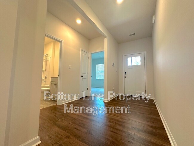 Building Photo - 211 Dogwood Crk Dr