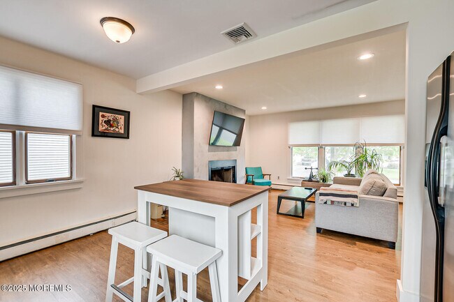 Building Photo - 1331 Sunset Ave