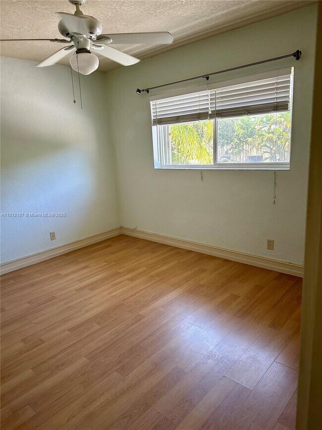 Building Photo - 1423 Holly Heights Dr