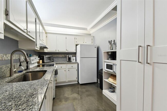 Building Photo - 255 Dolphin Point