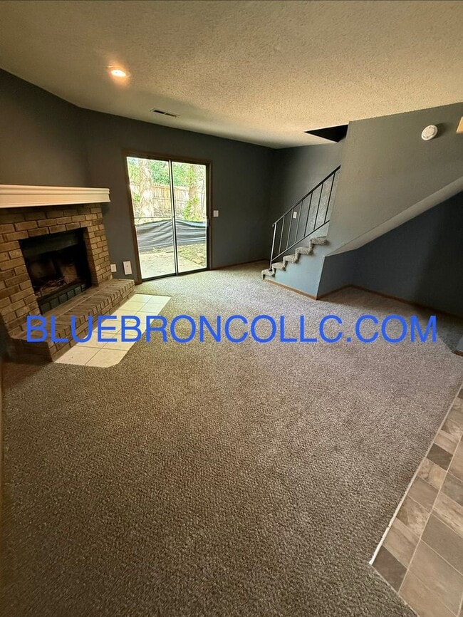 Building Photo - Spacious 3 bedroom townhome with attached 1 car garage
