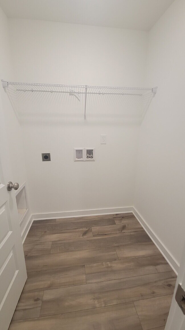 Building Photo - "Charming Newly built 3-Bed Townhouse Retreat with Granite Elegance in Prime Huntsville Location!"