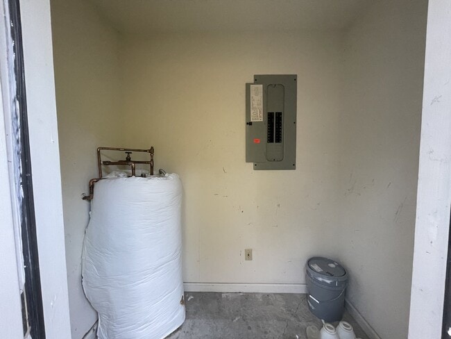 Building Photo - Home For Rent