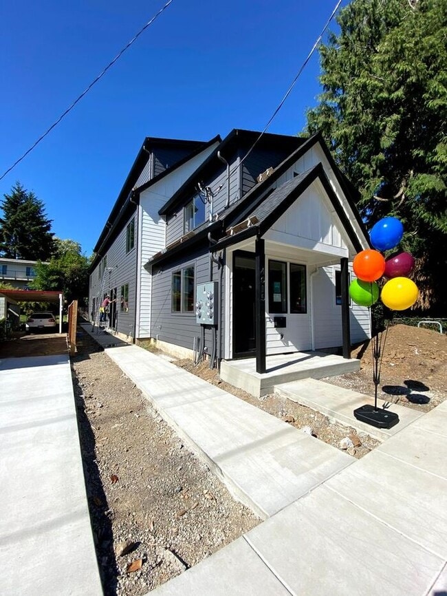 Building Photo - Modern Luxury Townhome: Convenient Urban L...