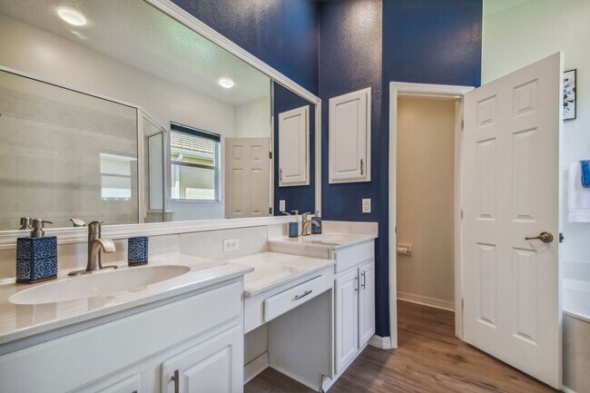Building Photo - 3 Bed, 2 Bath Single Family Home in Sarasota