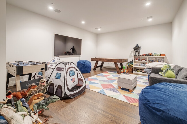 Building Photo - 463 Duncan St