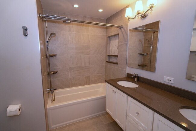 Building Photo - 656 Golf Ln