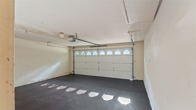 Building Photo - 476 N Oliver Ave