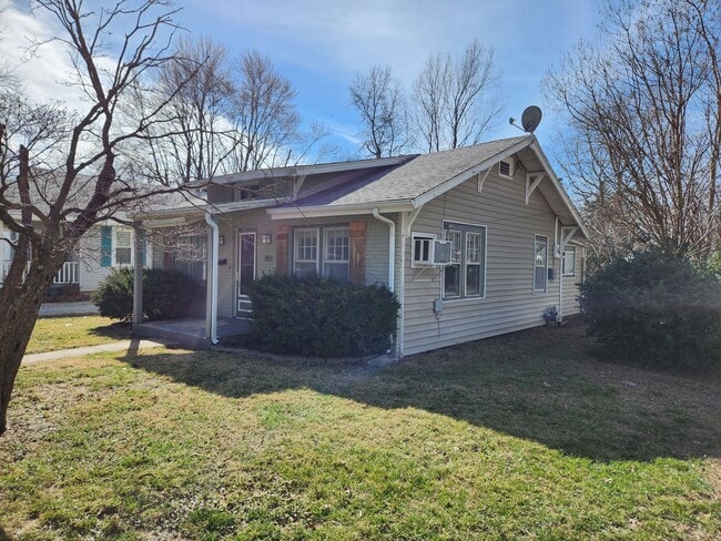 Building Photo - Spacious 3-Bedroom, 1-Bathroom Home AVAILA...