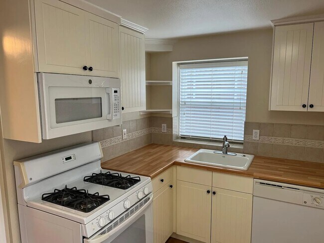 Building Photo - 419 Tyndall St