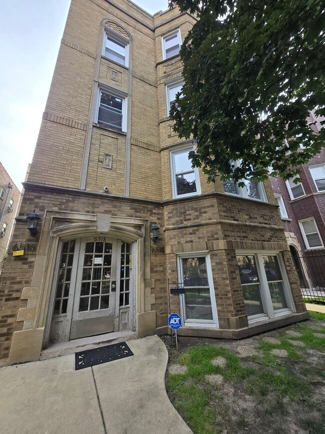 Primary Photo - 6518 N Mozart St