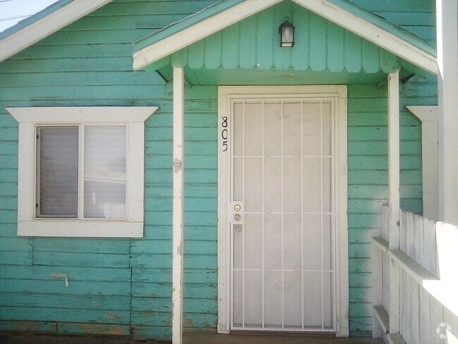 Building Photo - 805 Oildale Dr