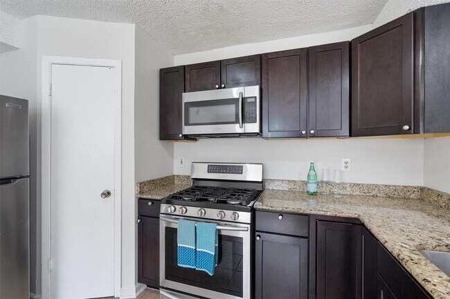 Building Photo - 2204 Silver Spur Dr