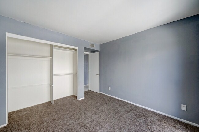 Building Photo - 755 E Lola Dr