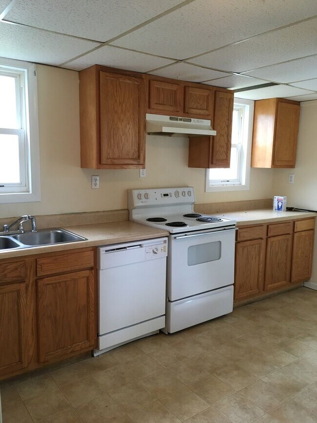 Building Photo - 496 Eshelman St