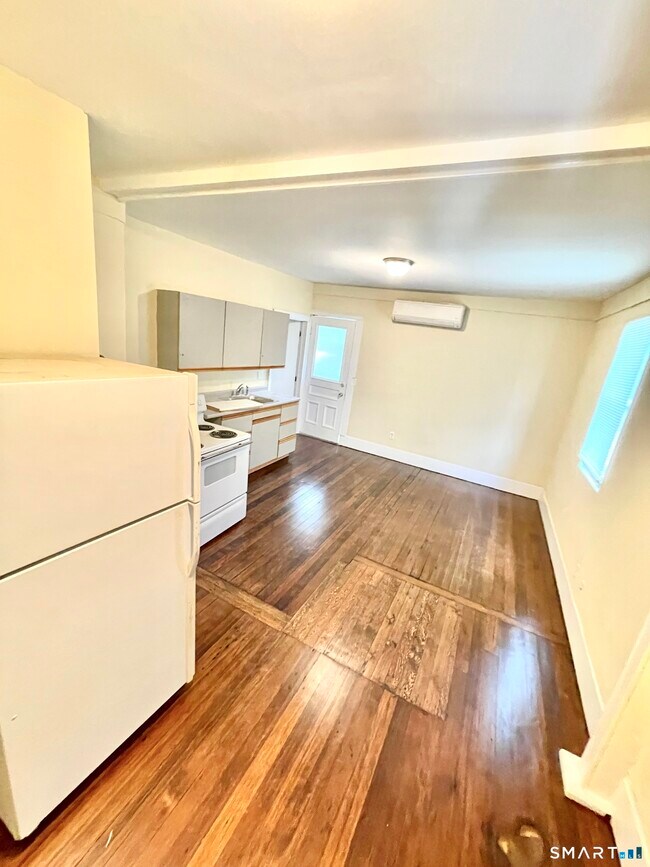 Building Photo - 1015 W Main St