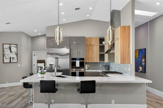 Building Photo - 363 E Robindale Rd