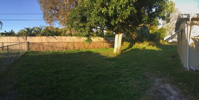 Building Photo - 121 SE Bonita Ct