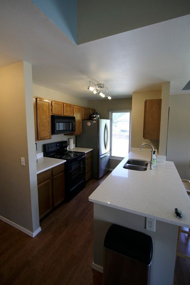 Building Photo - 2 Bed, 2 Bath Furnished Condo in East Anchorage!