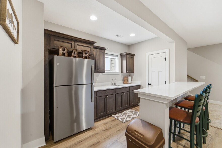 Building Photo - 2105 Timberview Dr