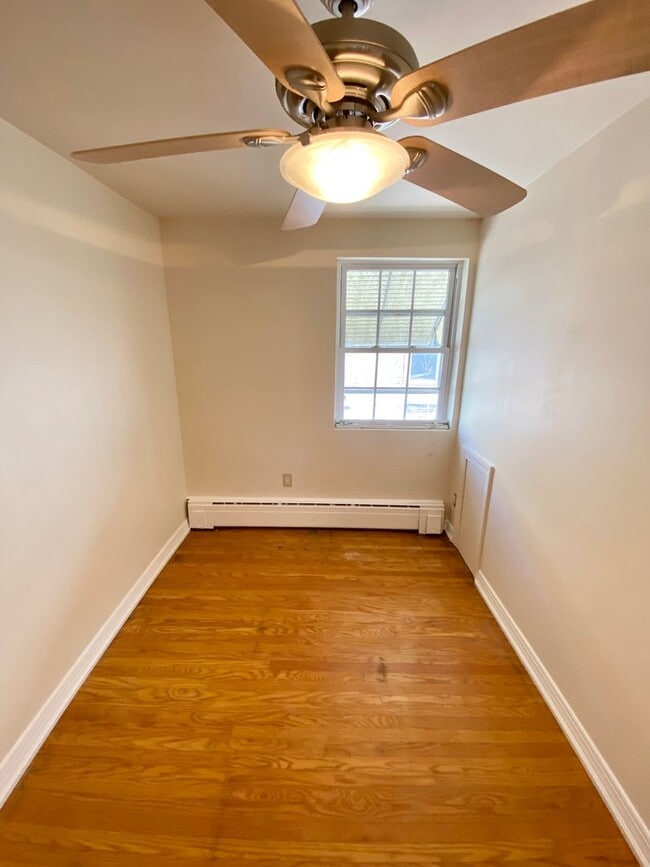 Building Photo - Stunning 2-Bedroom Townhouse in South Philadelphia Available August 1st!