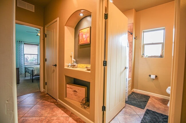 Building Photo - Beautiful 4 Bed 2 Bath - Dogs Allowed!