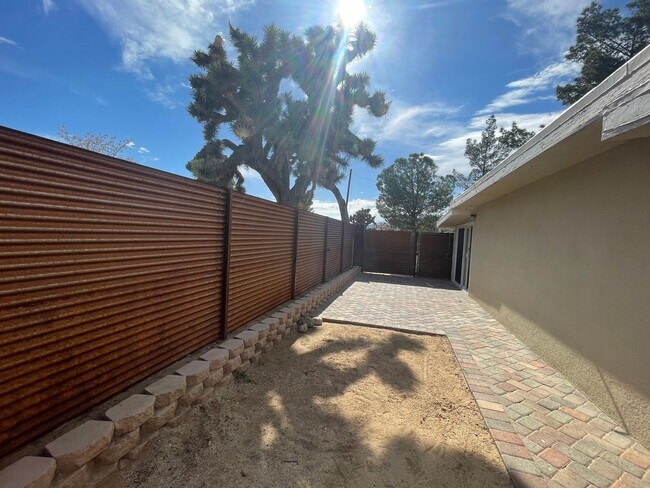 Building Photo - Don't miss out on this rental!