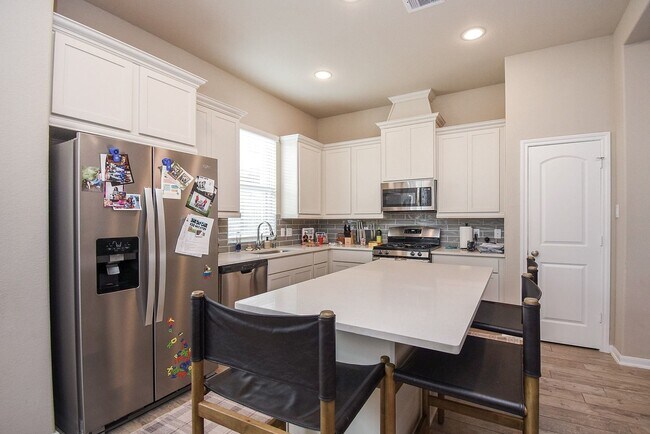 Building Photo - 8726 Laurel Crest Dr