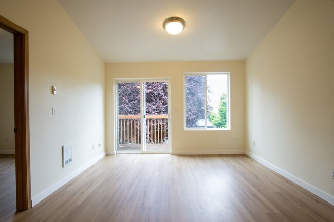 Building Photo - Top-Floor 1 Bdr w/ Private Balcony w/ FREE RENT Ready Now!