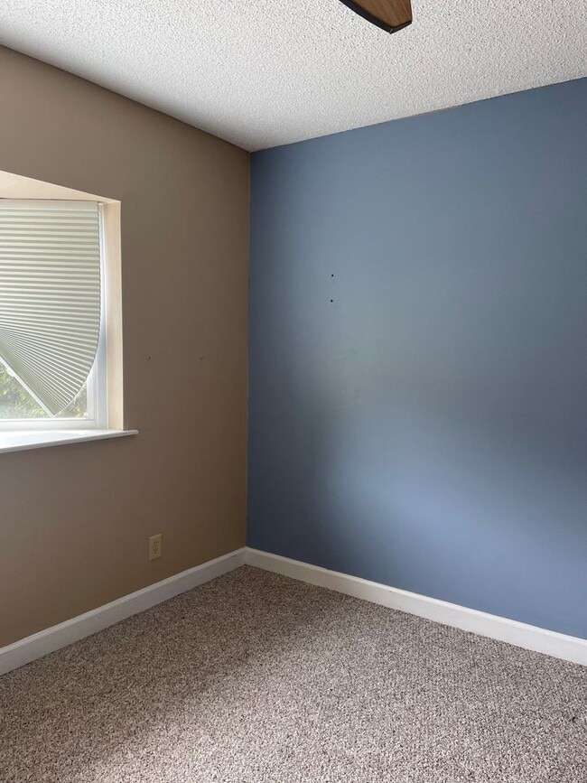 Building Photo - 11th Place Condominiums- 2BD/1.5 BA: Avail...