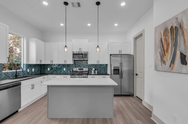 Building Photo - Sleek & Modern 3/2 in Garden Oaks