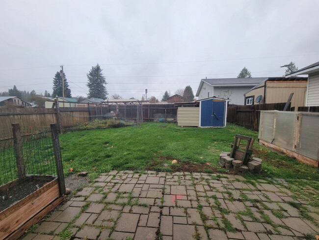 Building Photo - Exceptionally clean 3 bedroom, 1.5 bathroo...