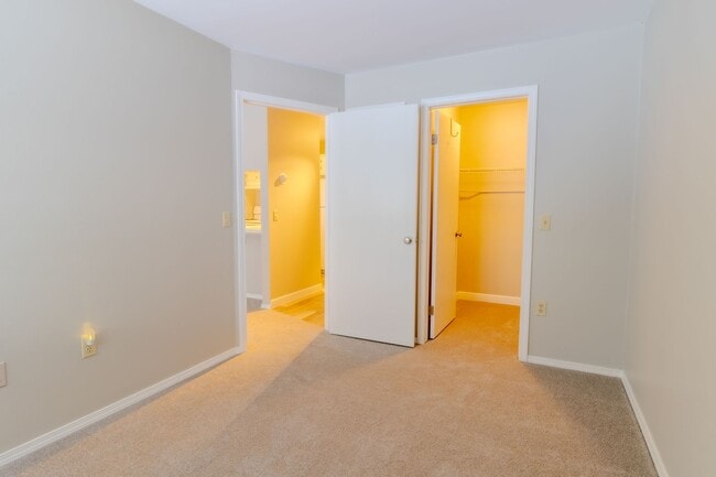 Building Photo - Charming, Updated Condo in Prime Downtown Traverse City Location!