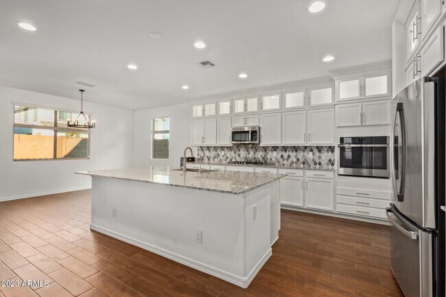Building Photo - 14038 W Desert Hollow Dr