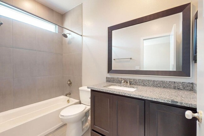 Building Photo - Charming 3 bedroom, 2 bath home in East El...
