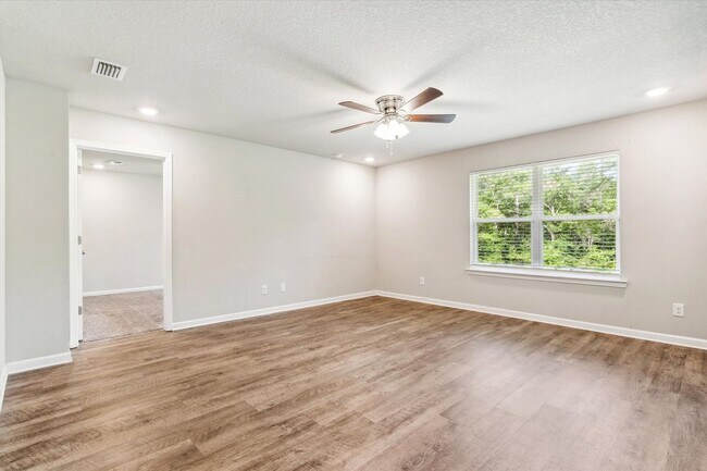 Building Photo - Four Bedroom in West Mobile