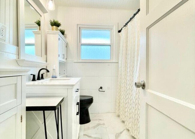 Building Photo - 6623 Kenwell St