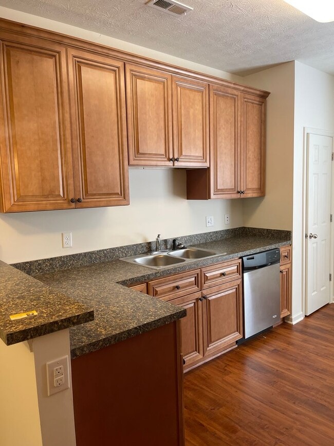 Building Photo - Two Master Suite Apartment Townhouse