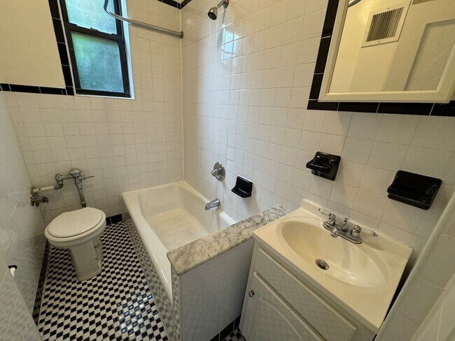 Building Photo - 31-14-31-35 35th St
