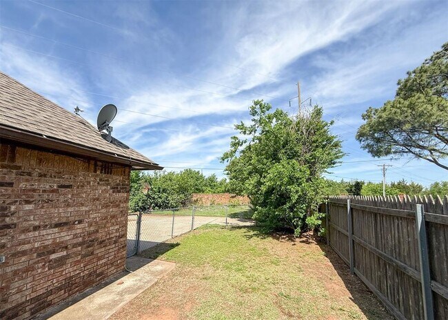 Building Photo - 7019 N Spinnaker Ln