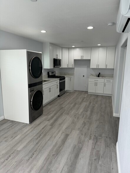 Looking towards kitchen - 1363 Hudspeth St